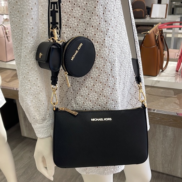 MICHAEL KORS
Jet Set Saffiano Leather Crossbody Bag with Case for Airpods Pro® - Picture 9 of 16